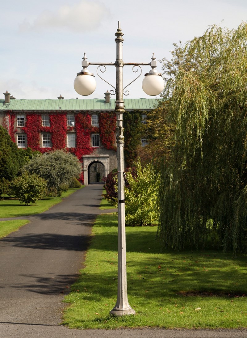 Footpath towards Long Corridor - Cosán chuig An Dorchla Fada