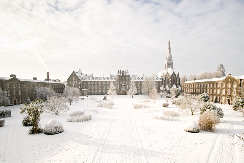 A snow covered St Joseph&#039;s Square - Cearnóg Sheosaimh clúdaithe le sneachta