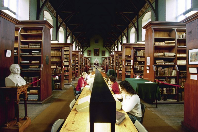 Russell Library - Leabharlann an Ruiséalaigh