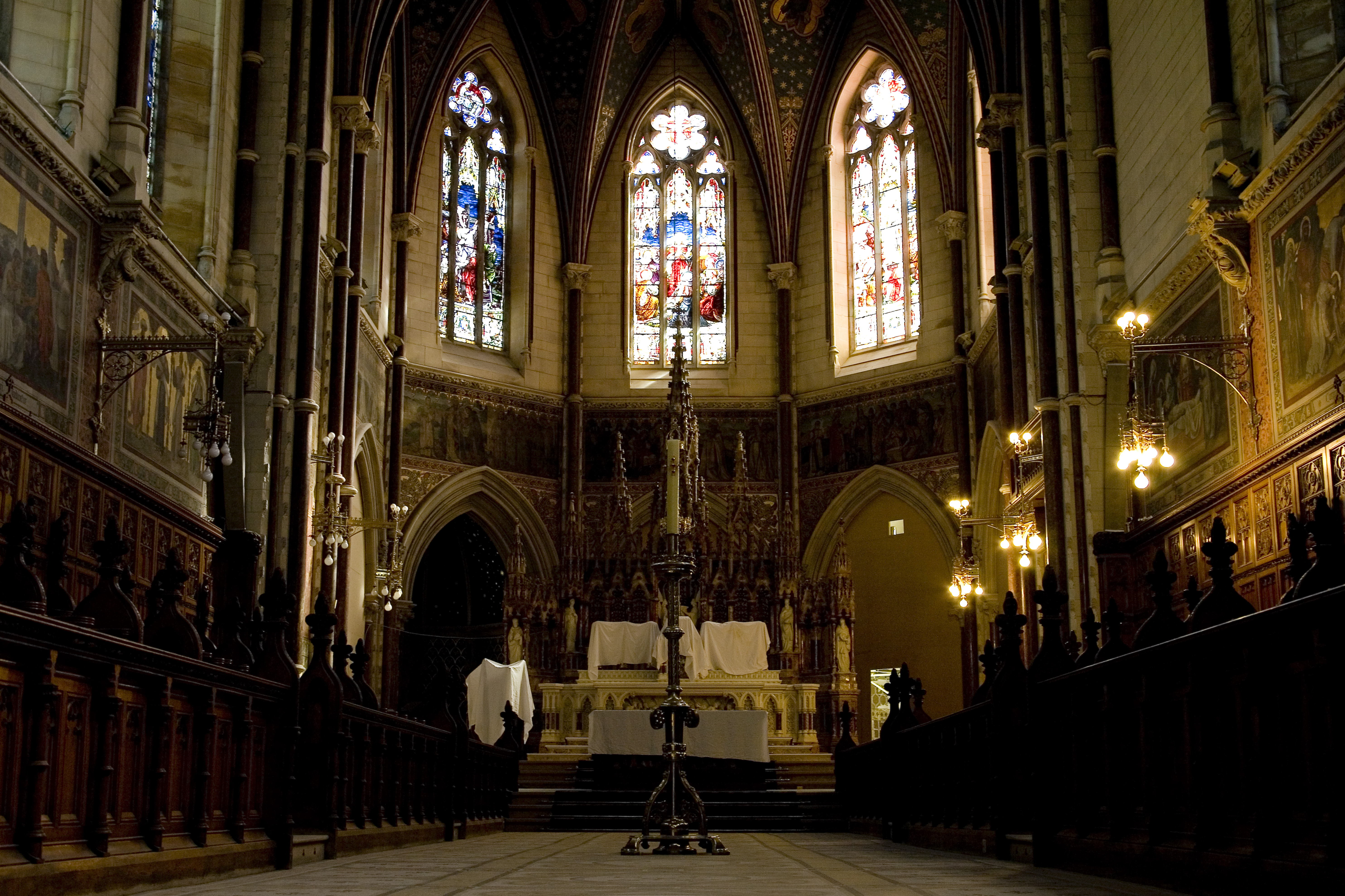 The main altar in the College Chapel - An phríomh-altóir i Séipéal an Choláiste