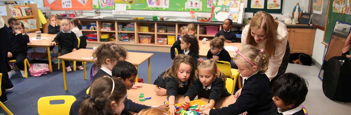 Froebel Teaching Practice - Student Helping the Kids - Maynooth University