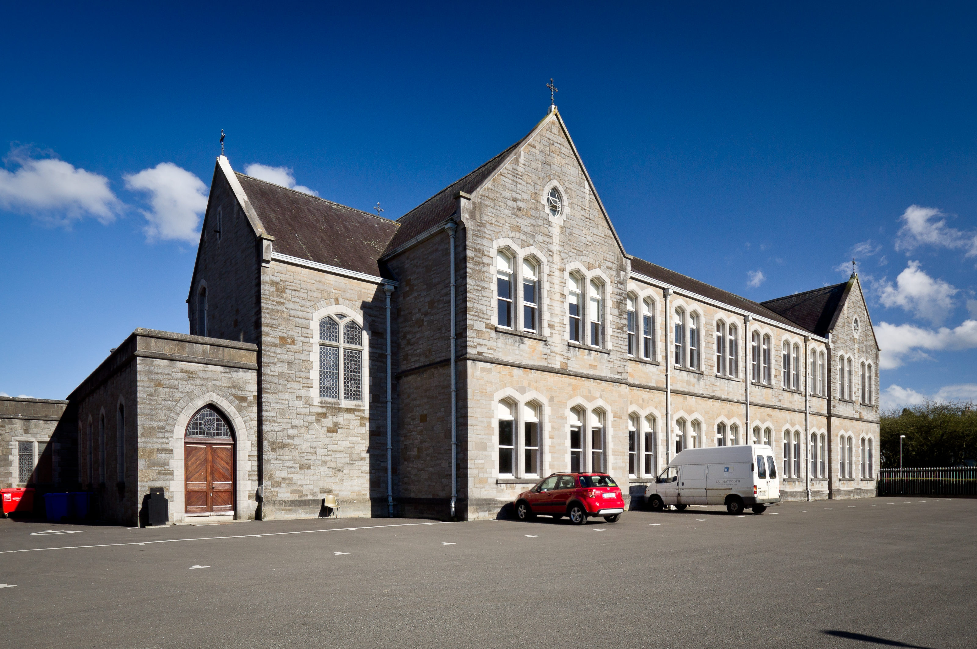 Rear view of Loftus Halls - Taobh thiar de Hallaí Loftus