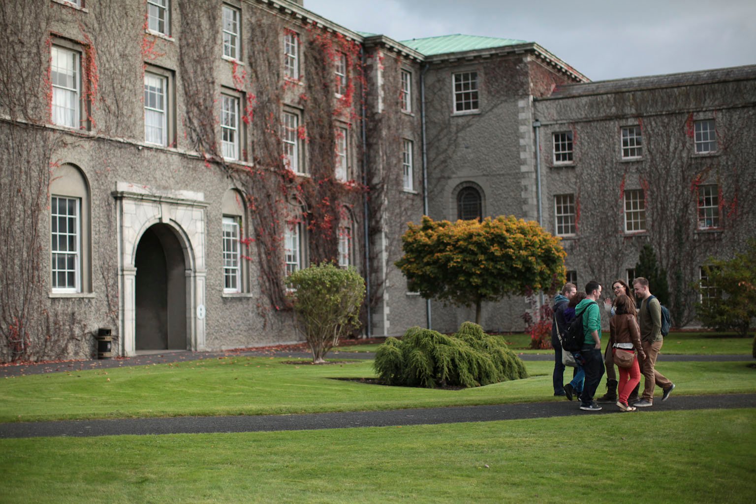 Long Corridor facing St Joseph&#039;s Square - An Dorchla Fada, ag amharc amach ar Chearnóg Sheosaimh