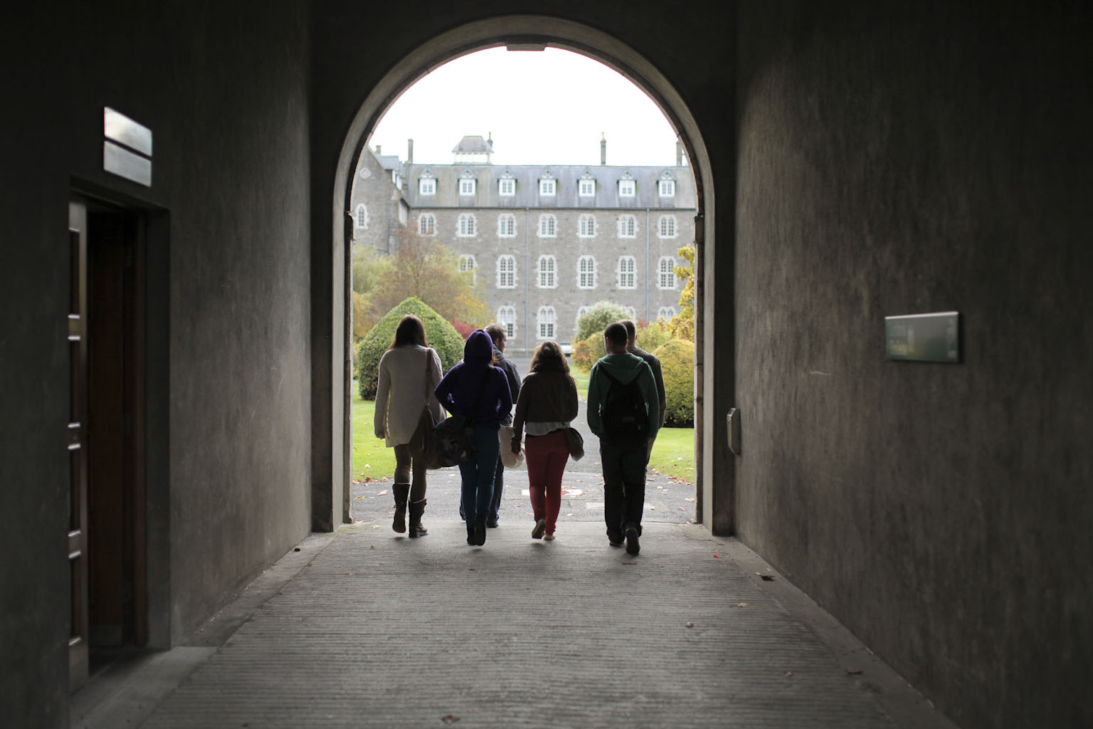 Archway on Long Corridor - Bealach Áirseach tríd An Dorchla Fada