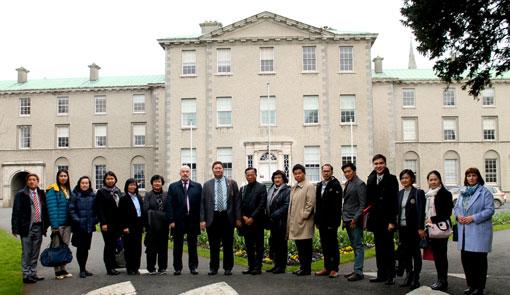 Srinakharinwirot-University-delegation_outside_South_campus