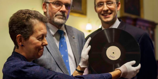 Siobhán Fitzpatrick, Royal Irish Academy Librarian, Professor Luke Drury, Royal Irish Academy President, and Dr Eoghan Ó Raghallaigh, Roinn na Nua-Ghaeilge, Maynooth University.